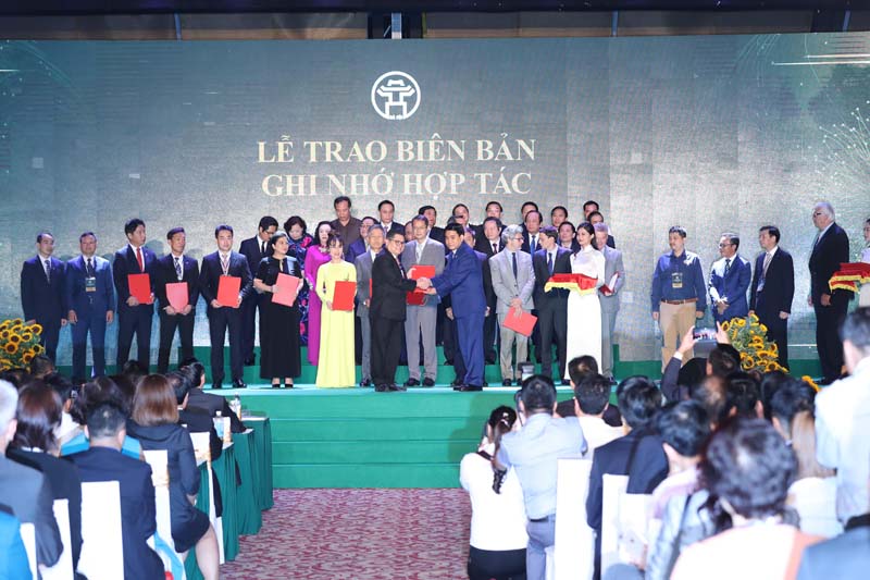 Toàn cảnh Lễ trao biên bản ghi nhớ Hội nghị Hà Nội 2018 - Hợp tác Đầu tư và Phát triển