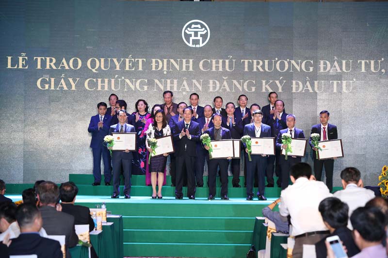 Toàn cảnh lễ trao trao Quyết định chủ trương đầu tư và Giấy chứng nhận đăng ký đầu tư tại  Hội nghị Hà Nội 2018 - Hợp tác Đầu tư và Phát triển