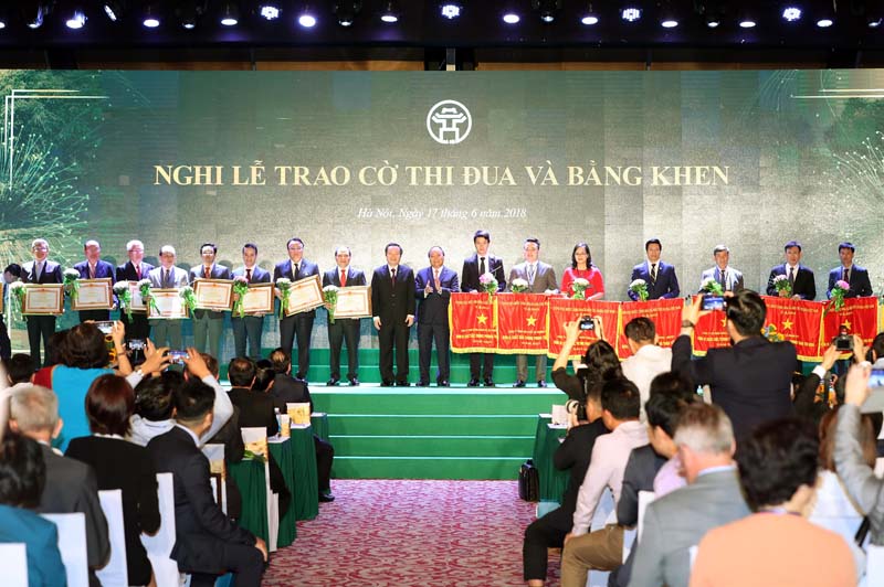 Toàn cảnh Nghi lễ trao cờ thi và bằng khen tại Hội nghị Hà Nội 2018 - Hợp tác Đầu tư và Phát triển