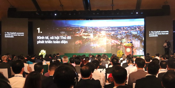 Khen thưởng thành tích đột xuất trong Hội nghị “Hà Nội 2018 - Hợp tác Đầu tư và Phát triển”