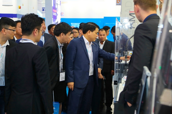 Đoàn đại biểu Hà Nội dự Hội chợ Công nghệ tự động hoá tại CHLB Đức