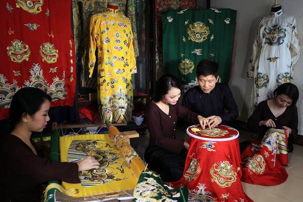 Nghề thêu long bào làng Đông Cứu
