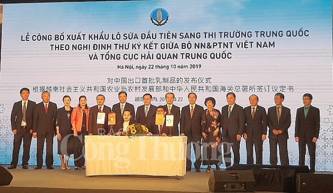 Xuất khẩu lô sản phẩm sữa đầu tiên của Việt Nam sang thị trường Trung Quốc