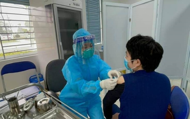Hà Nội bố trí ngân sách, xã hội hóa mua và tiêm vaccine phòng Covid-19 cho người dân