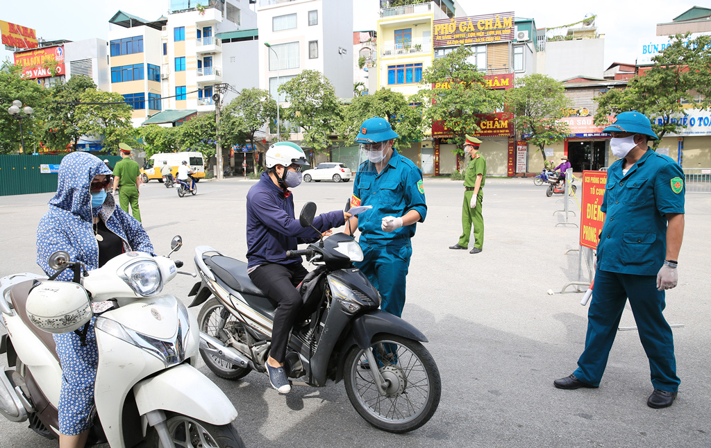 Hà Nội siết chặt việc cấp, sử dụng giấy đi đường trong thời gian giãn cách xã hội