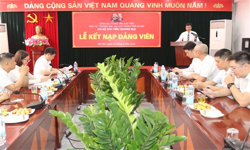 Vinh dự được kết nạp vào Đảng nhân dịp kỷ niệm 70 năm Ngày thành lập Đảng bộ Khối các cơ quan Thành phố